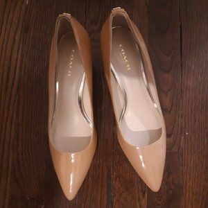 Coach tan/Beige Patent Pump Size 7